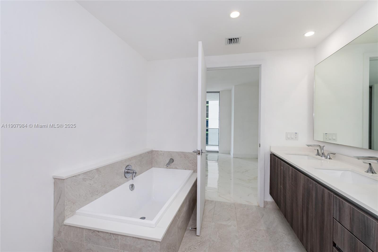 488 NE 18th St #2810, Miami FL 33132