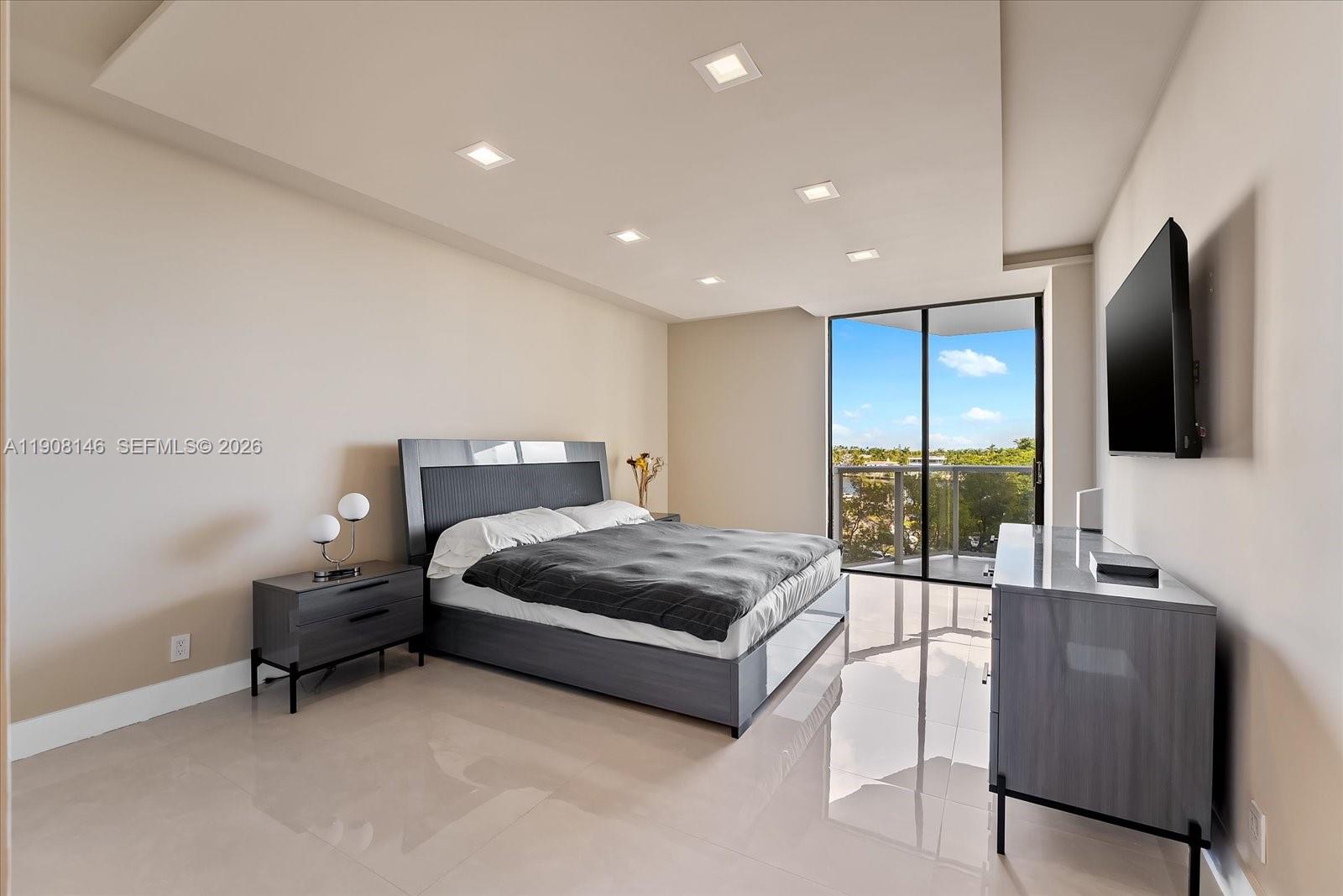 20281 E Country Club Dr #304, Aventura FL 33180