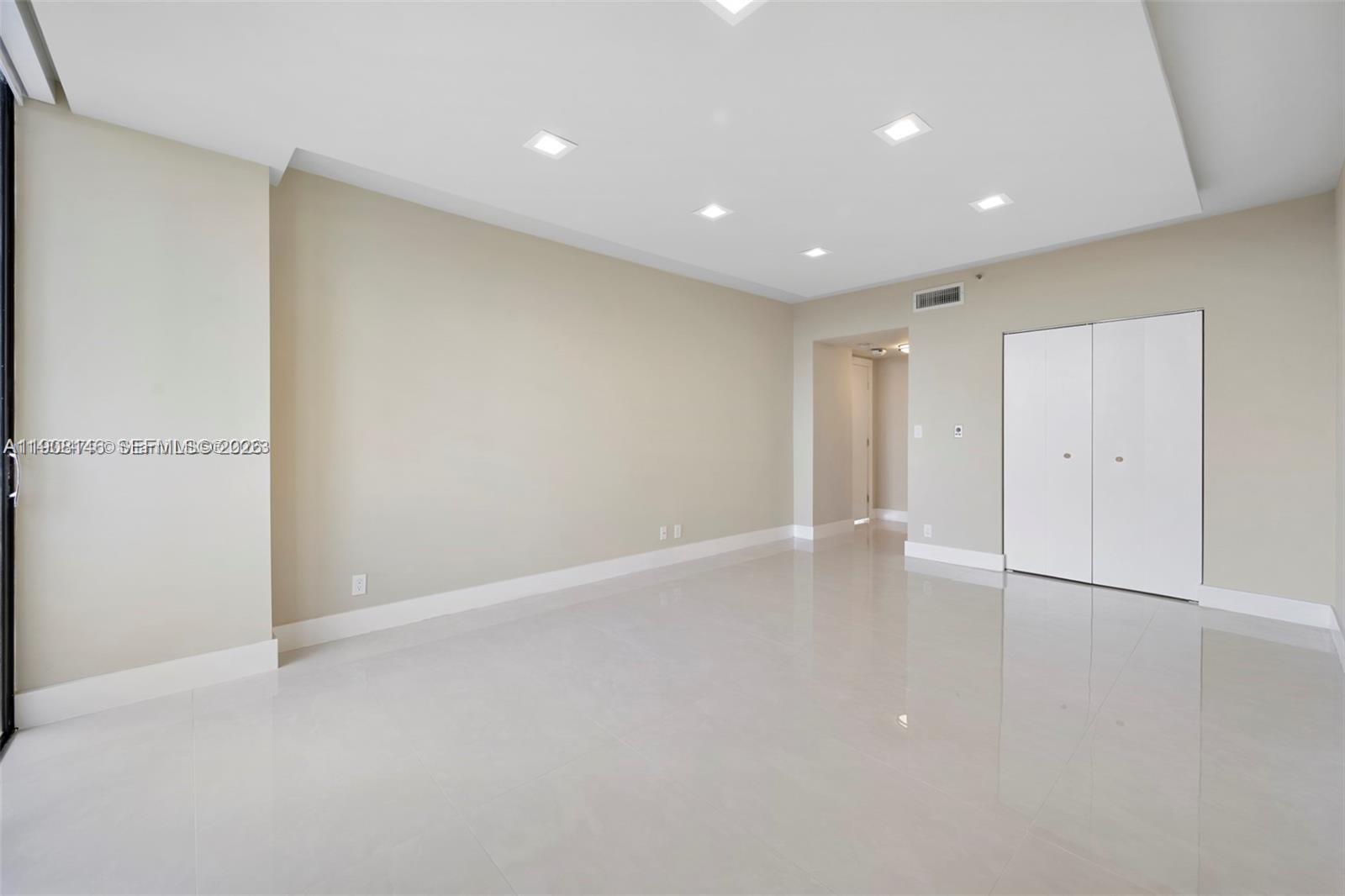 20281 E Country Club Dr #304, Aventura FL 33180