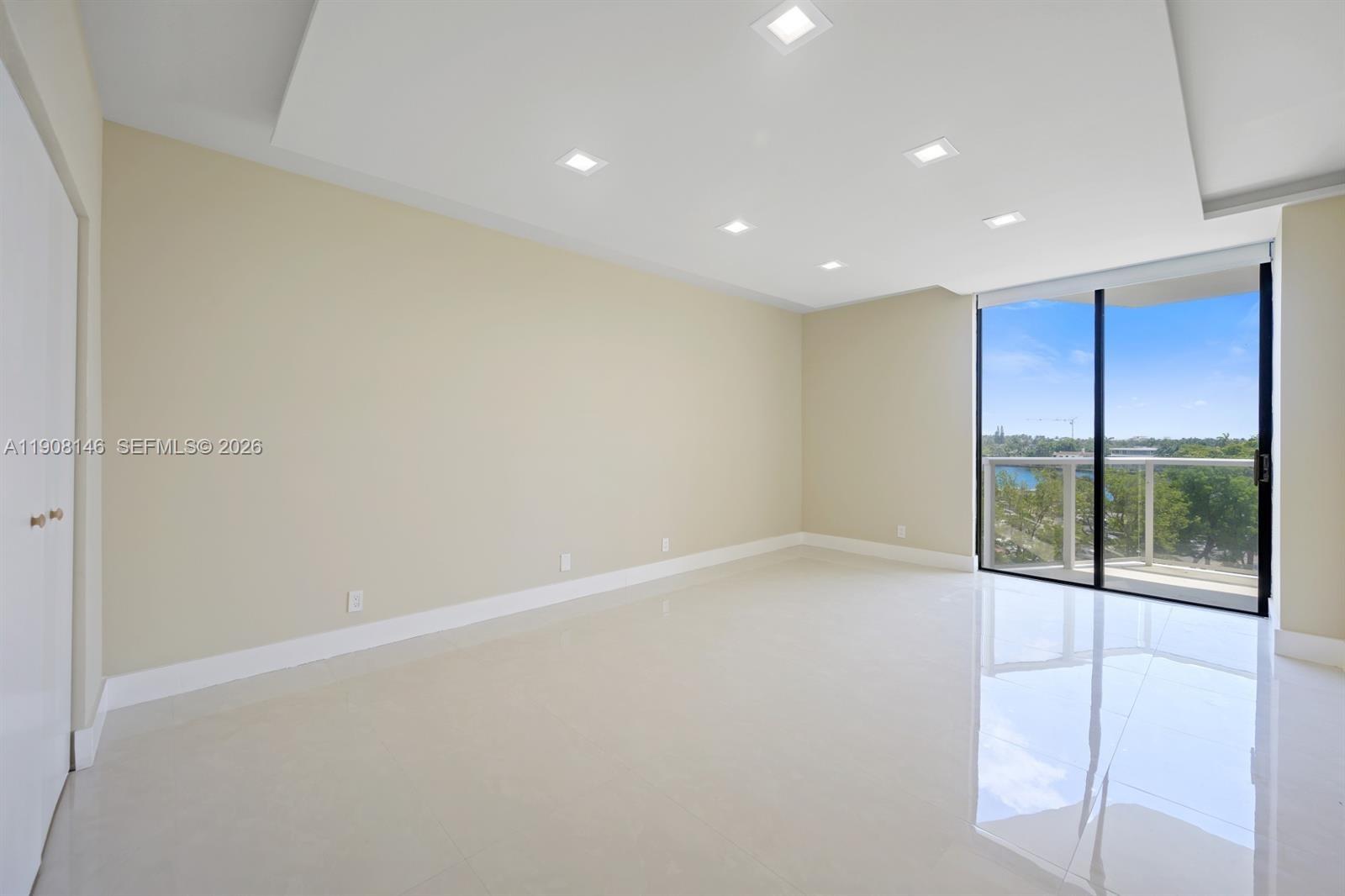 20281 E Country Club Dr #304, Aventura FL 33180