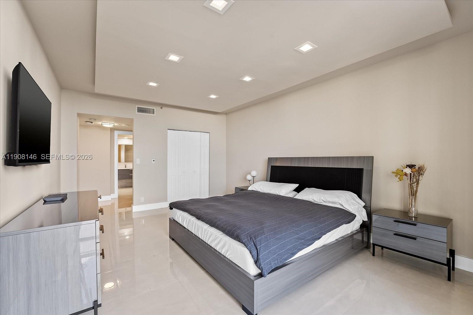 20281 E Country Club Dr #304, Aventura FL 33180