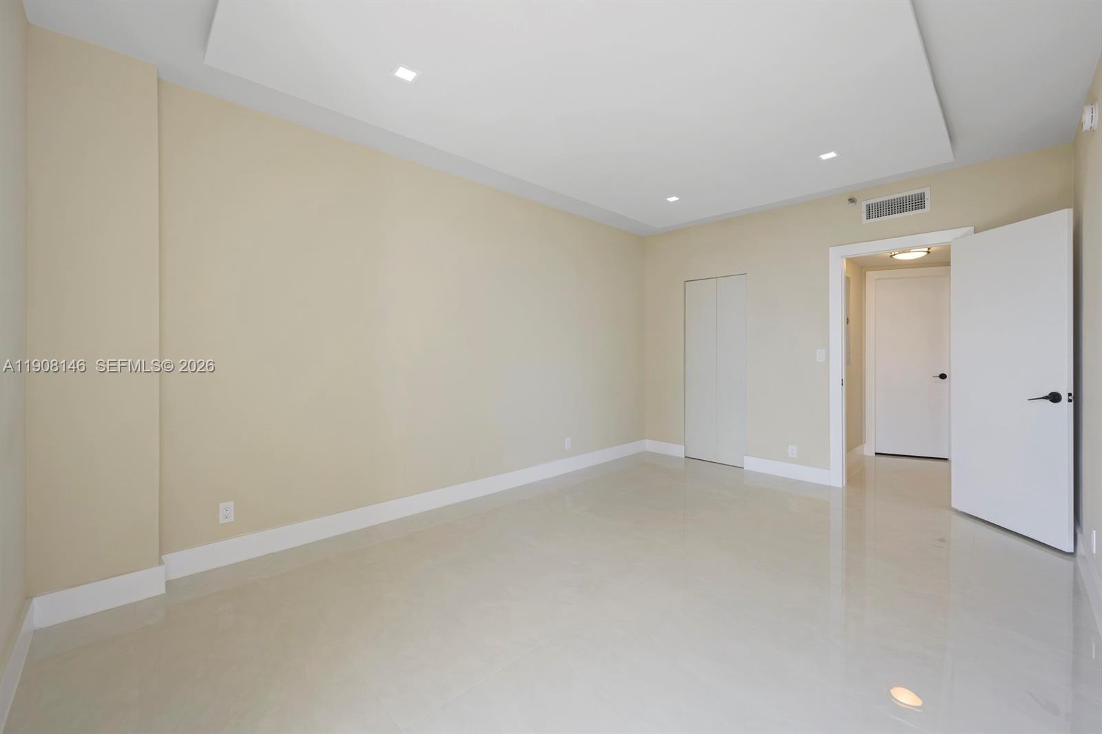 20281 E Country Club Dr #304, Aventura FL 33180
