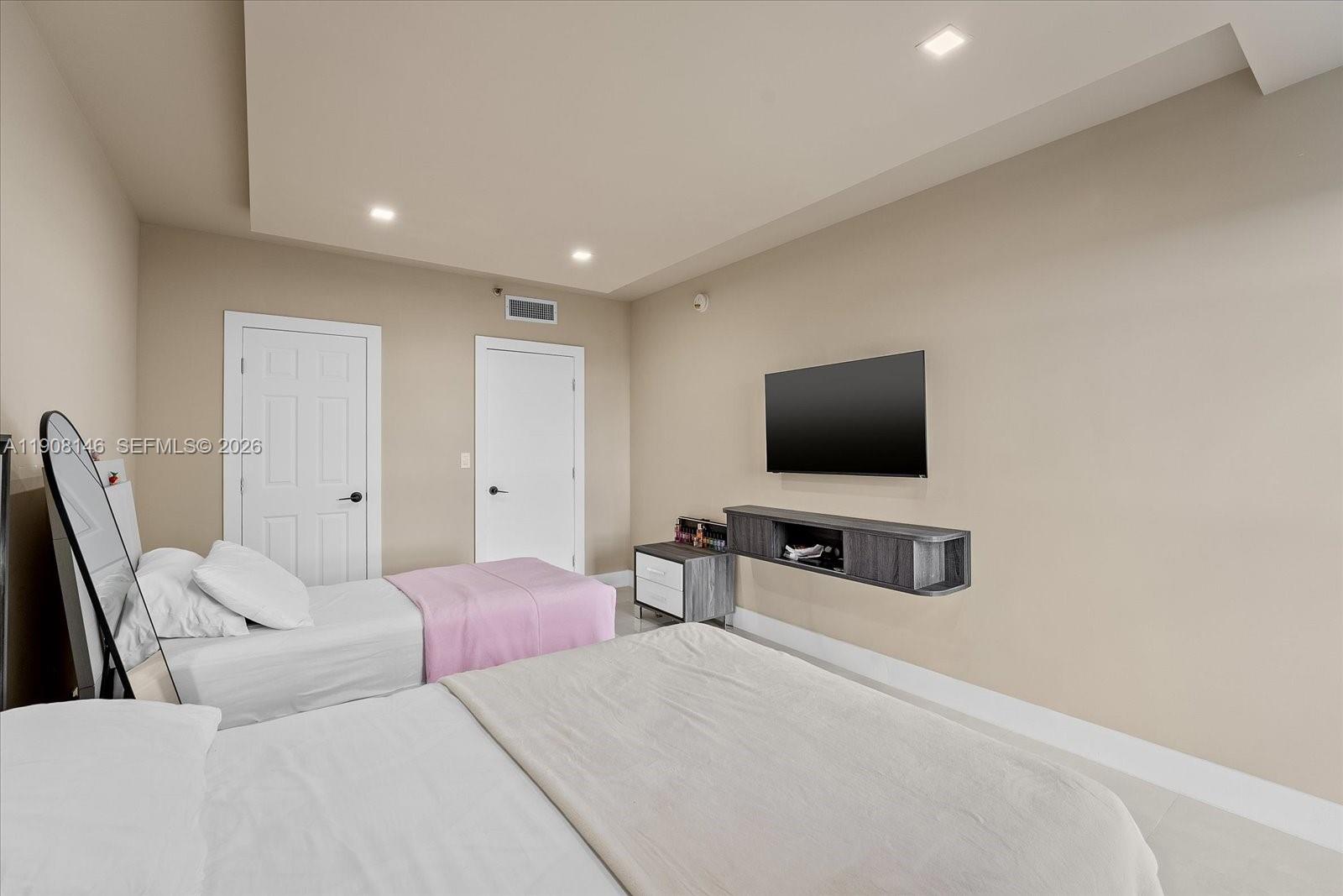 20281 E Country Club Dr #304, Aventura FL 33180