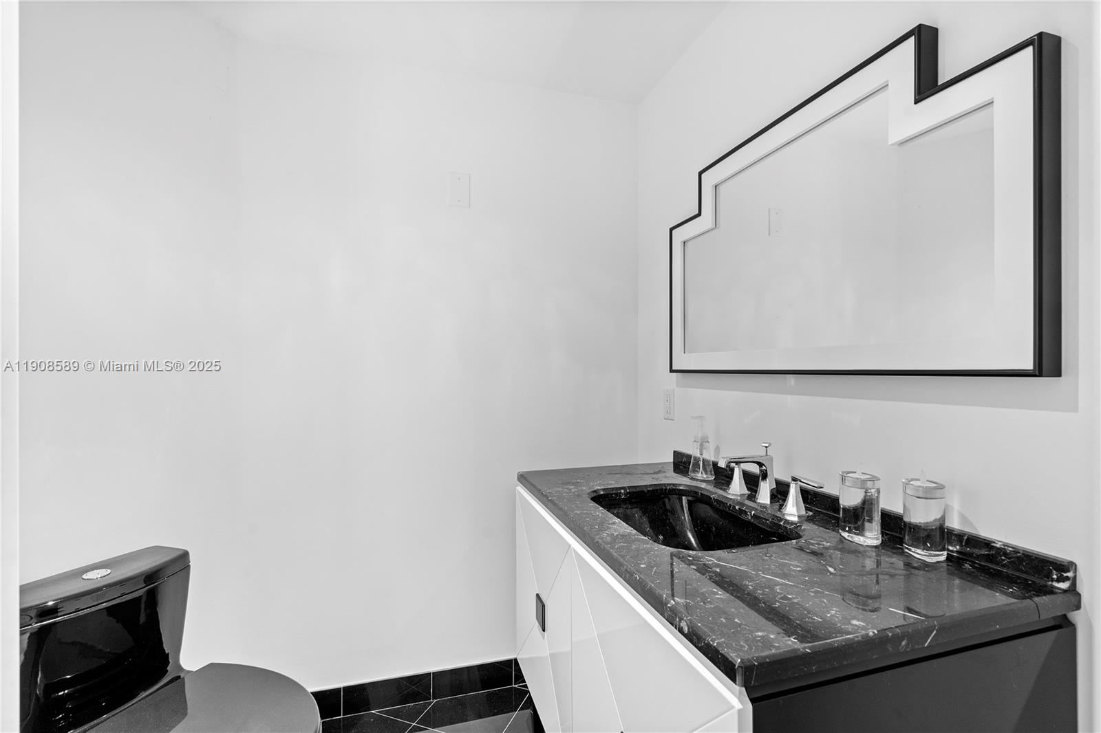 Miami FL 33131 - A11908589