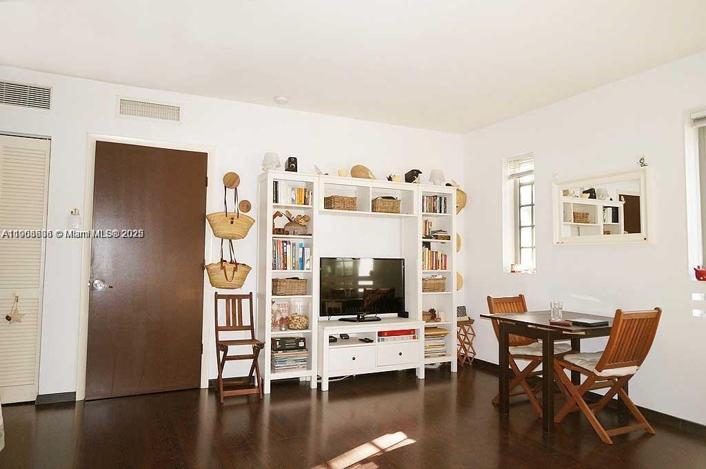 435 21st St #215, Miami Beach FL 33139