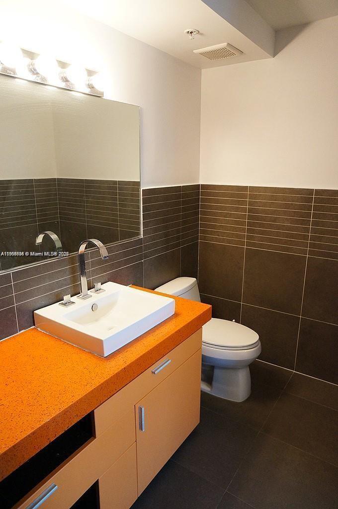 435 21st St #215, Miami Beach FL 33139