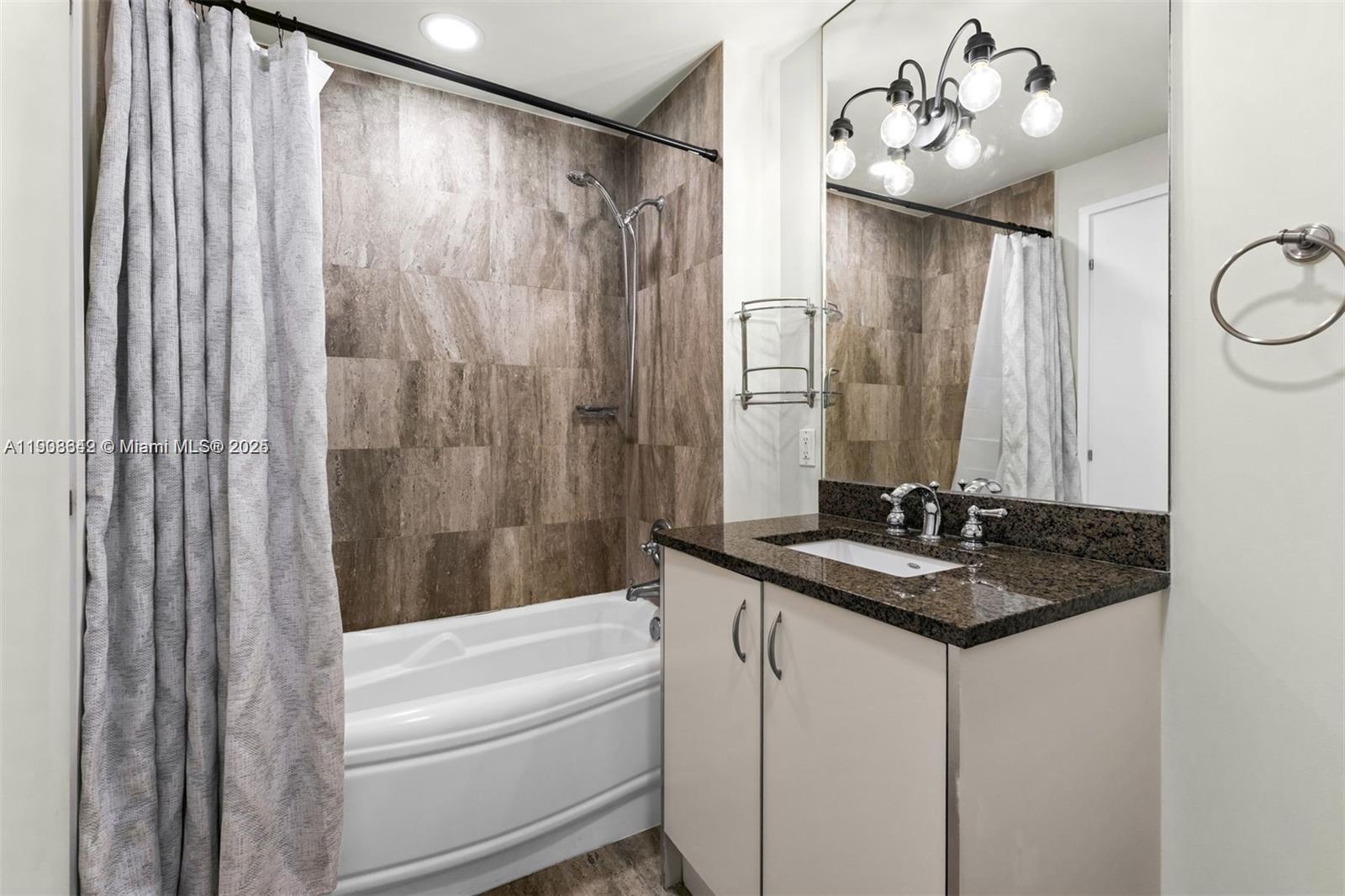 300 S Biscayne Blvd #T-3407, Miami FL 33131