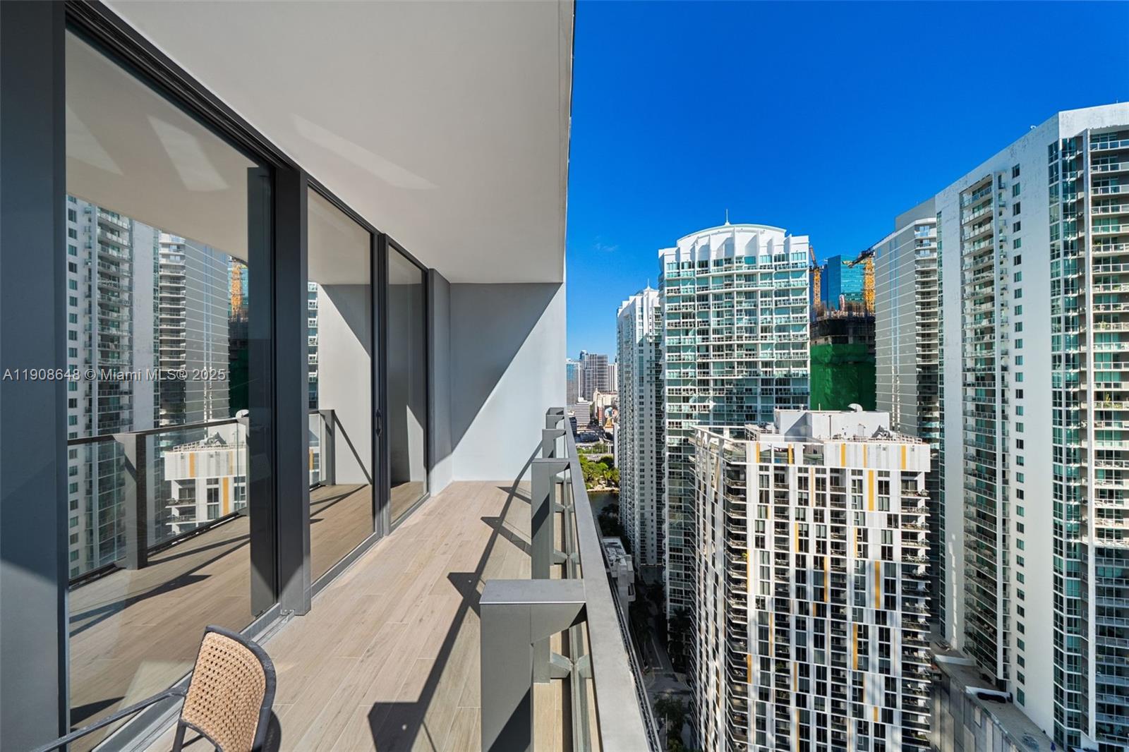 68 SE 6th St #2505, Miami FL 33131