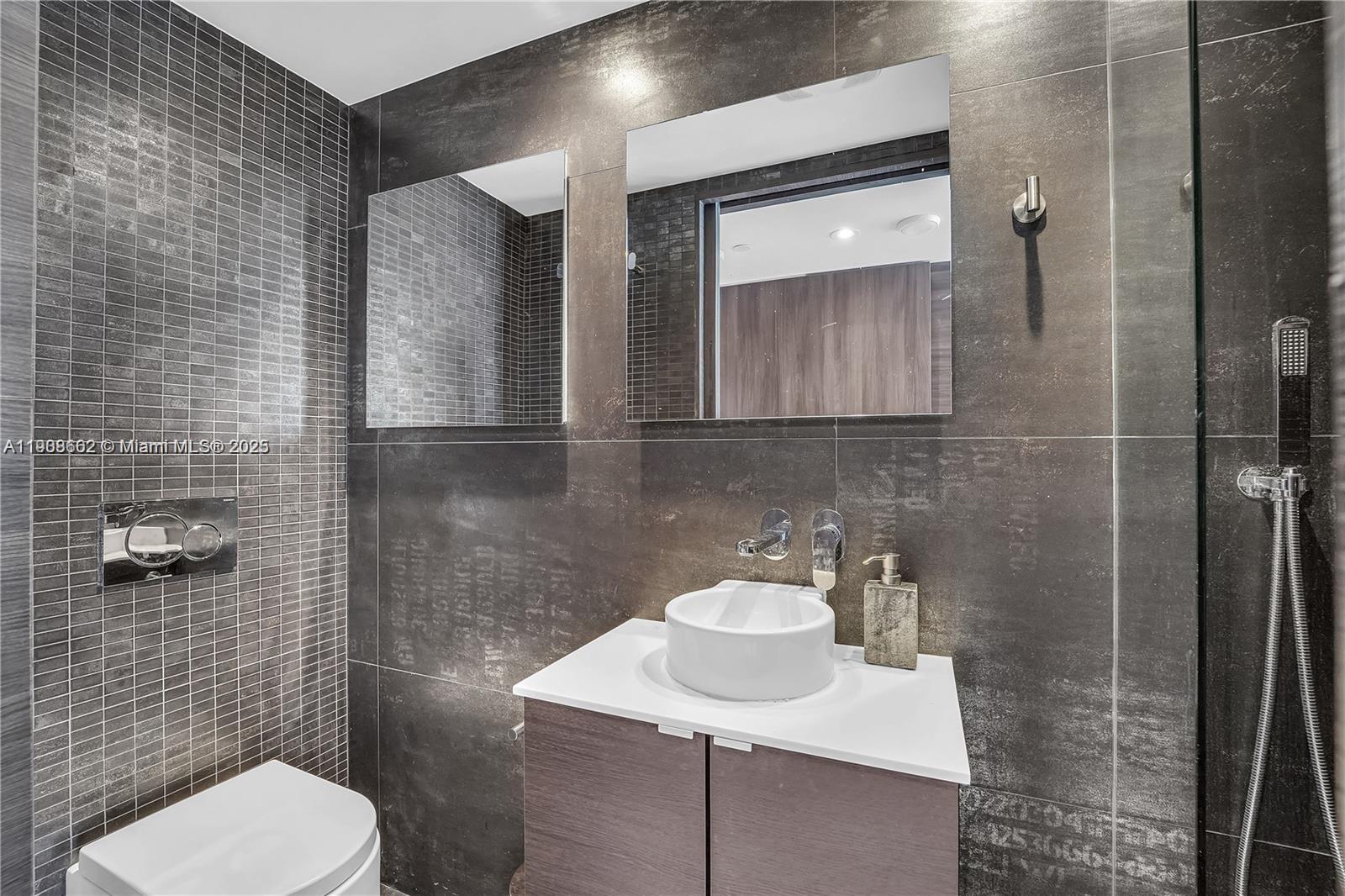 400 S Pointe Dr #2307, Miami Beach FL 33139