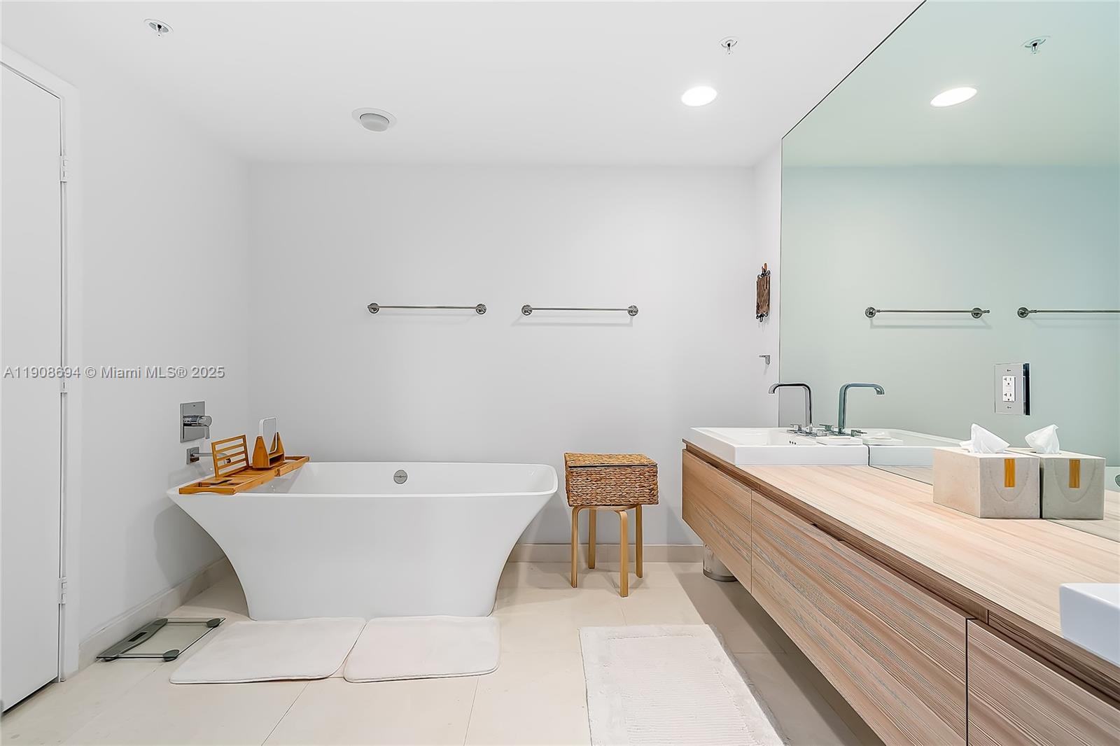 17111 Biscayne Blvd #902, North Miami Beach FL 33160
