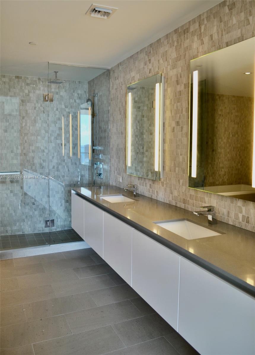 68 SE 6th St #1709, Miami FL 33131