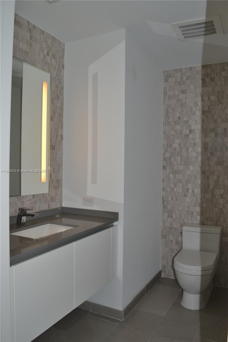 68 SE 6th St #1709, Miami FL 33131