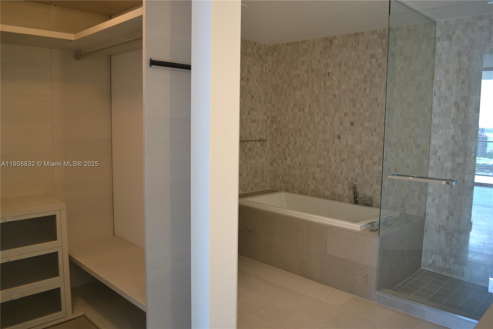 68 SE 6th St #1709, Miami FL 33131