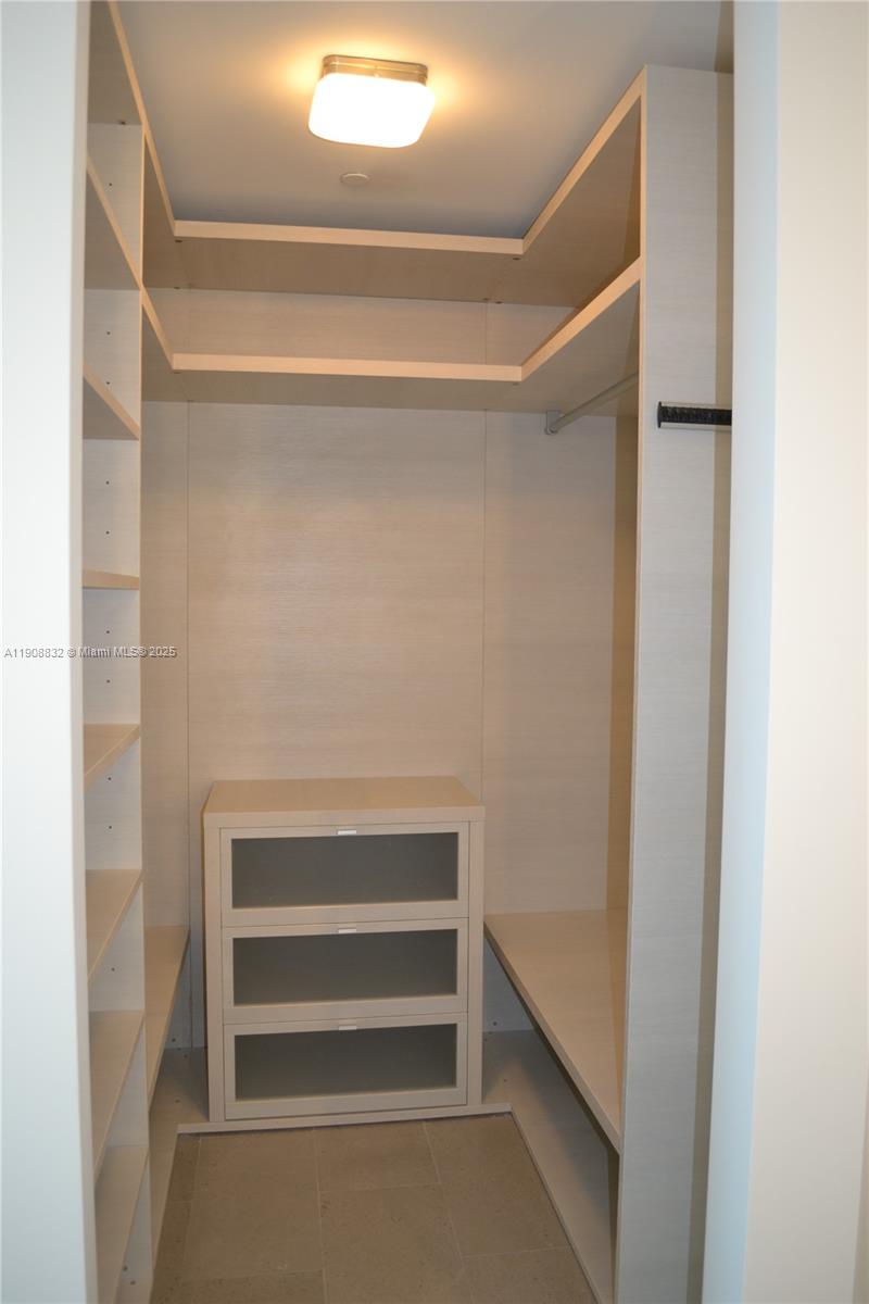 68 SE 6th St #1709, Miami FL 33131