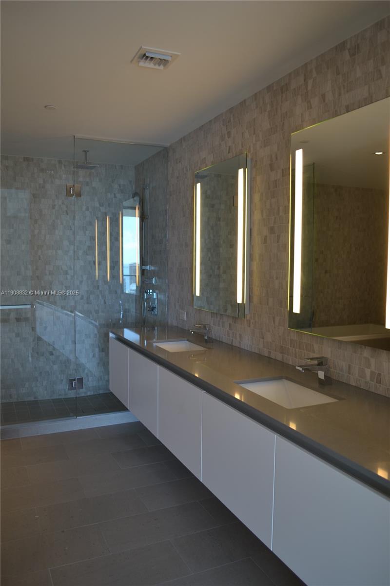 68 SE 6th St #1709, Miami FL 33131
