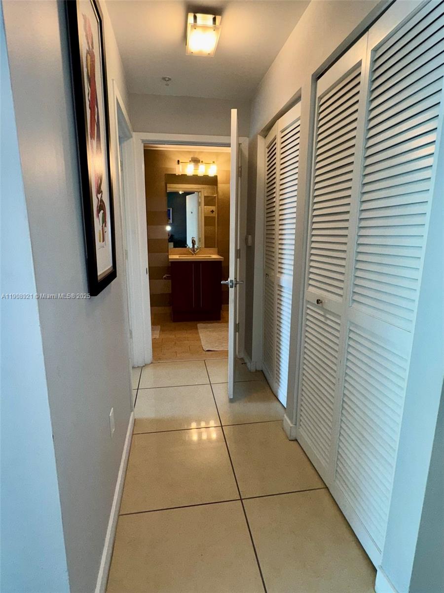 79 SW 12th St #1605, Miami FL 33130