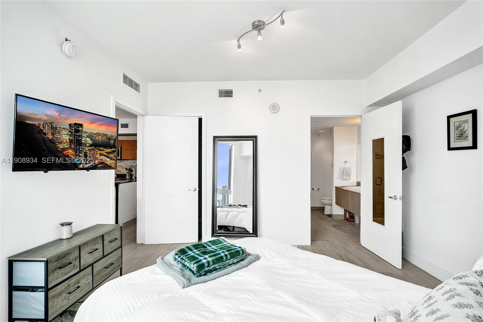 350 S Miami Ave #3205, Miami FL 33130