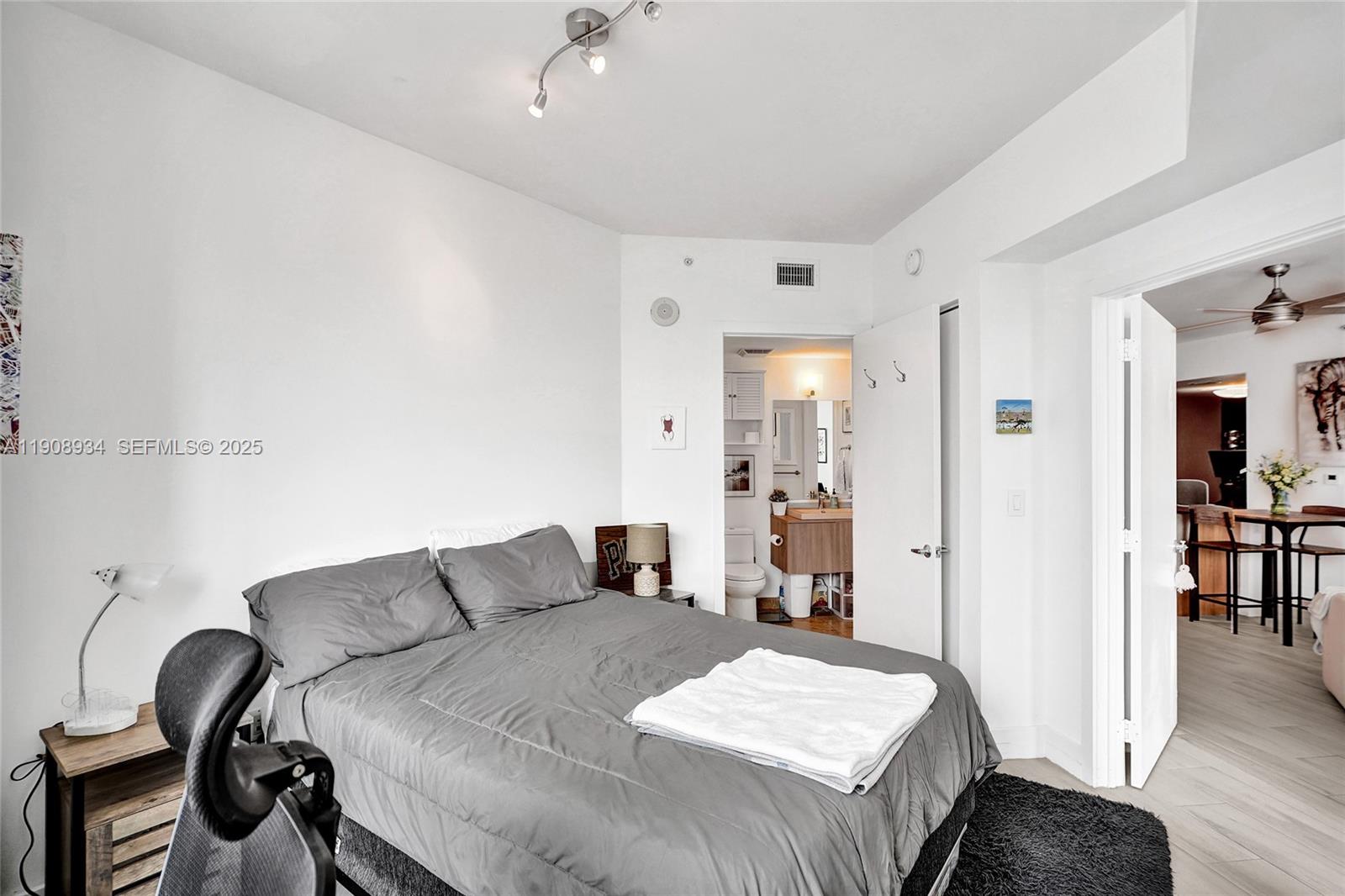350 S Miami Ave #3205, Miami FL 33130