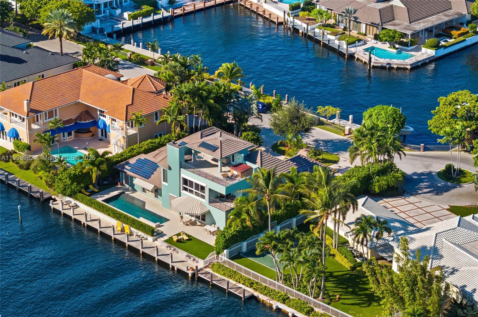 70 Bay Colony Ln, Fort Lauderdale FL 33308