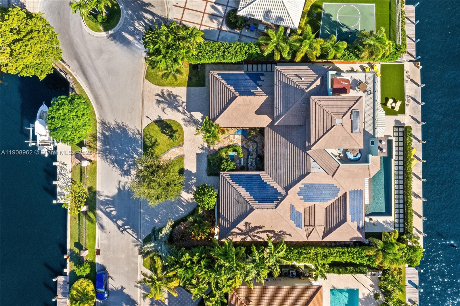 70 Bay Colony Ln, Fort Lauderdale FL 33308
