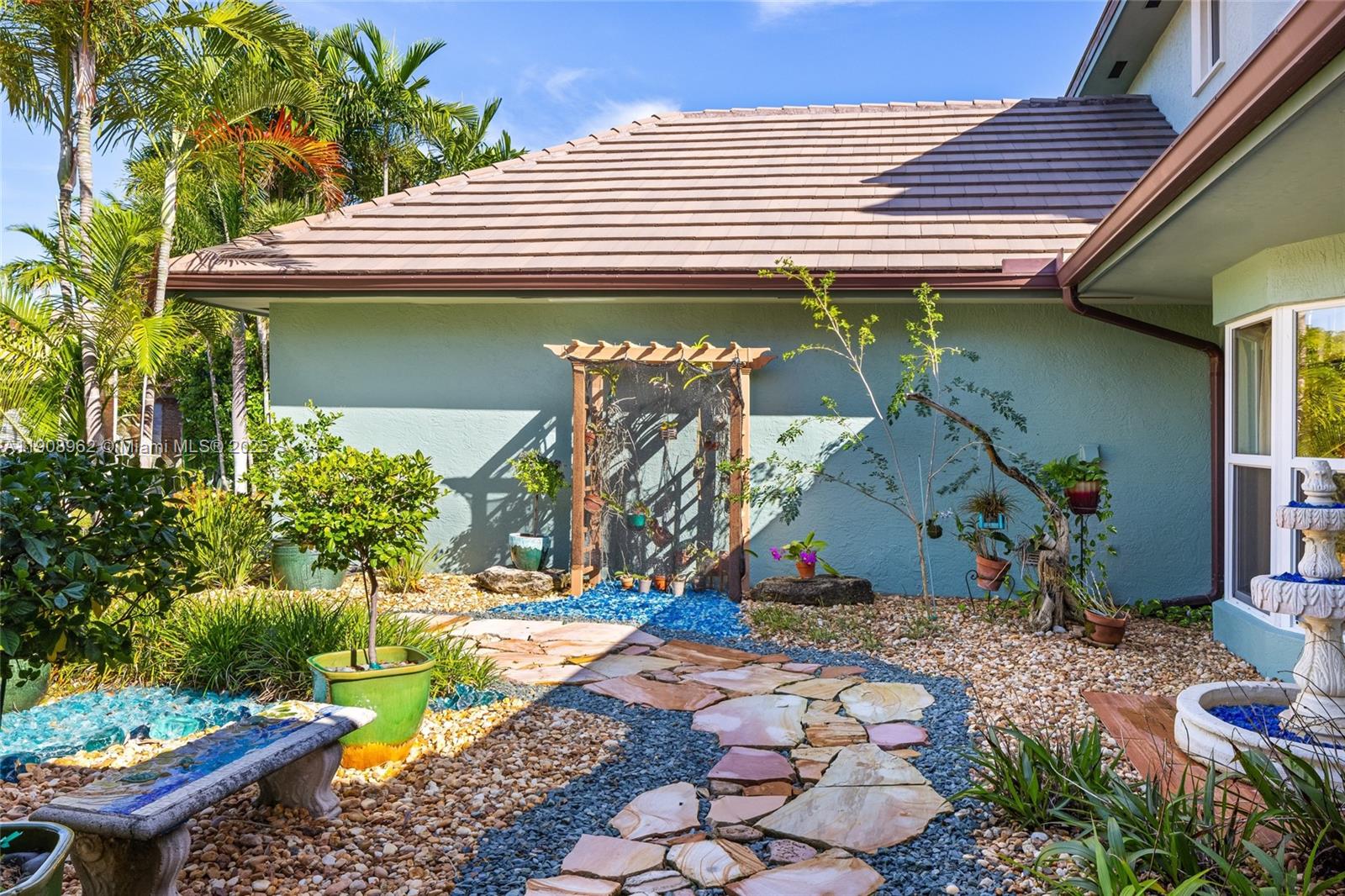 70 Bay Colony Ln, Fort Lauderdale FL 33308