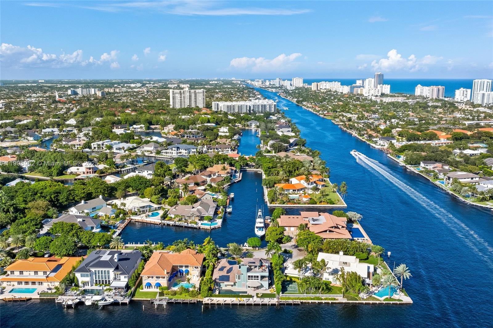 70 Bay Colony Ln, Fort Lauderdale FL 33308