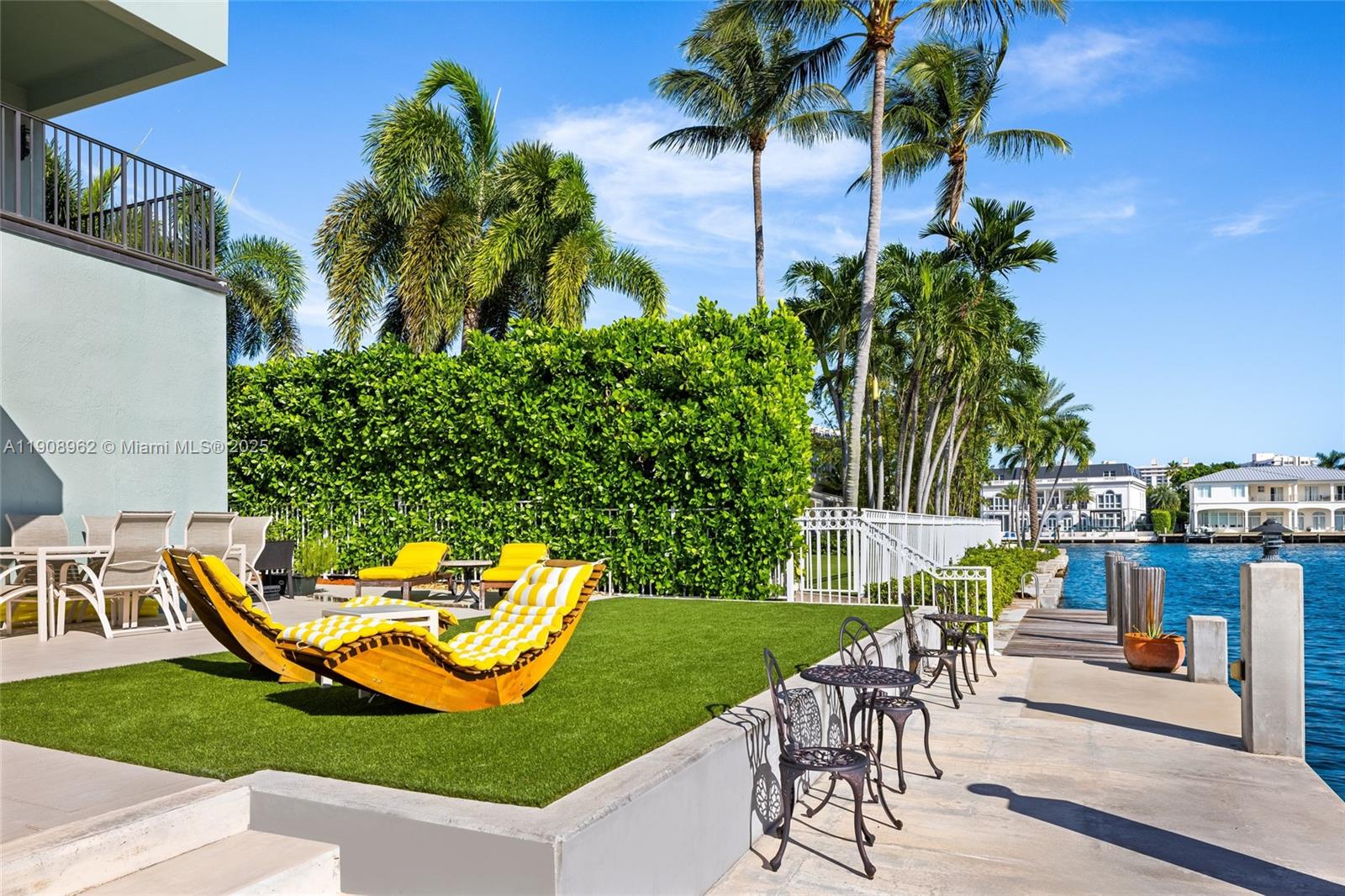 70 Bay Colony Ln, Fort Lauderdale FL 33308