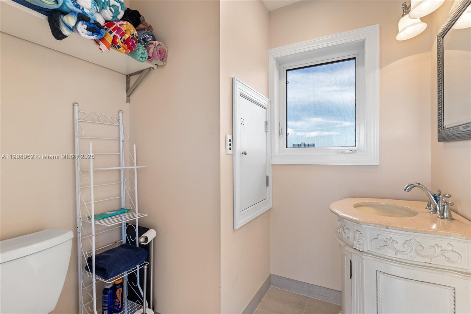 70 Bay Colony Ln, Fort Lauderdale FL 33308