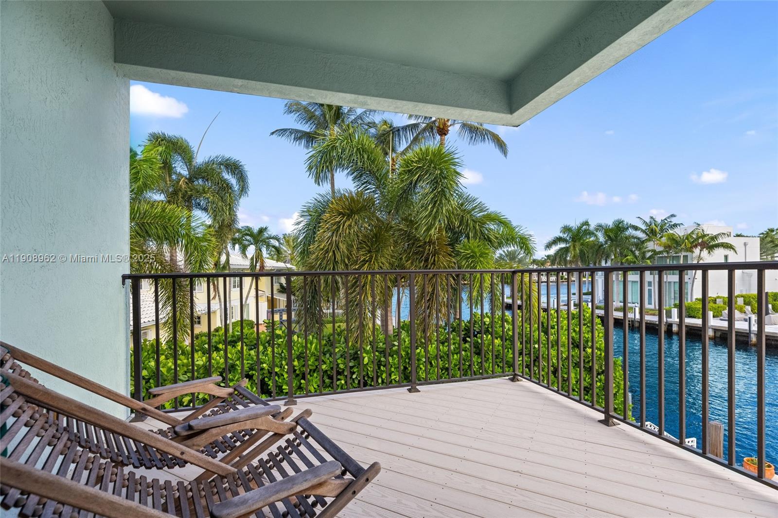 70 Bay Colony Ln, Fort Lauderdale FL 33308