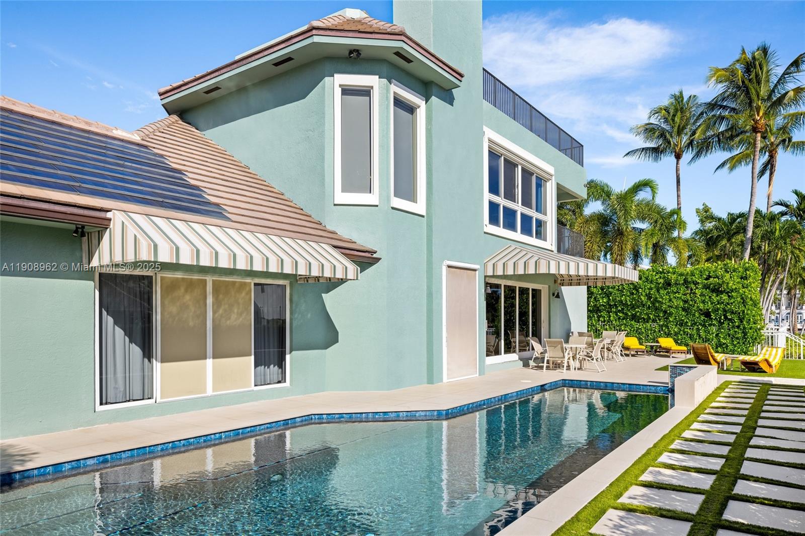 70 Bay Colony Ln, Fort Lauderdale FL 33308