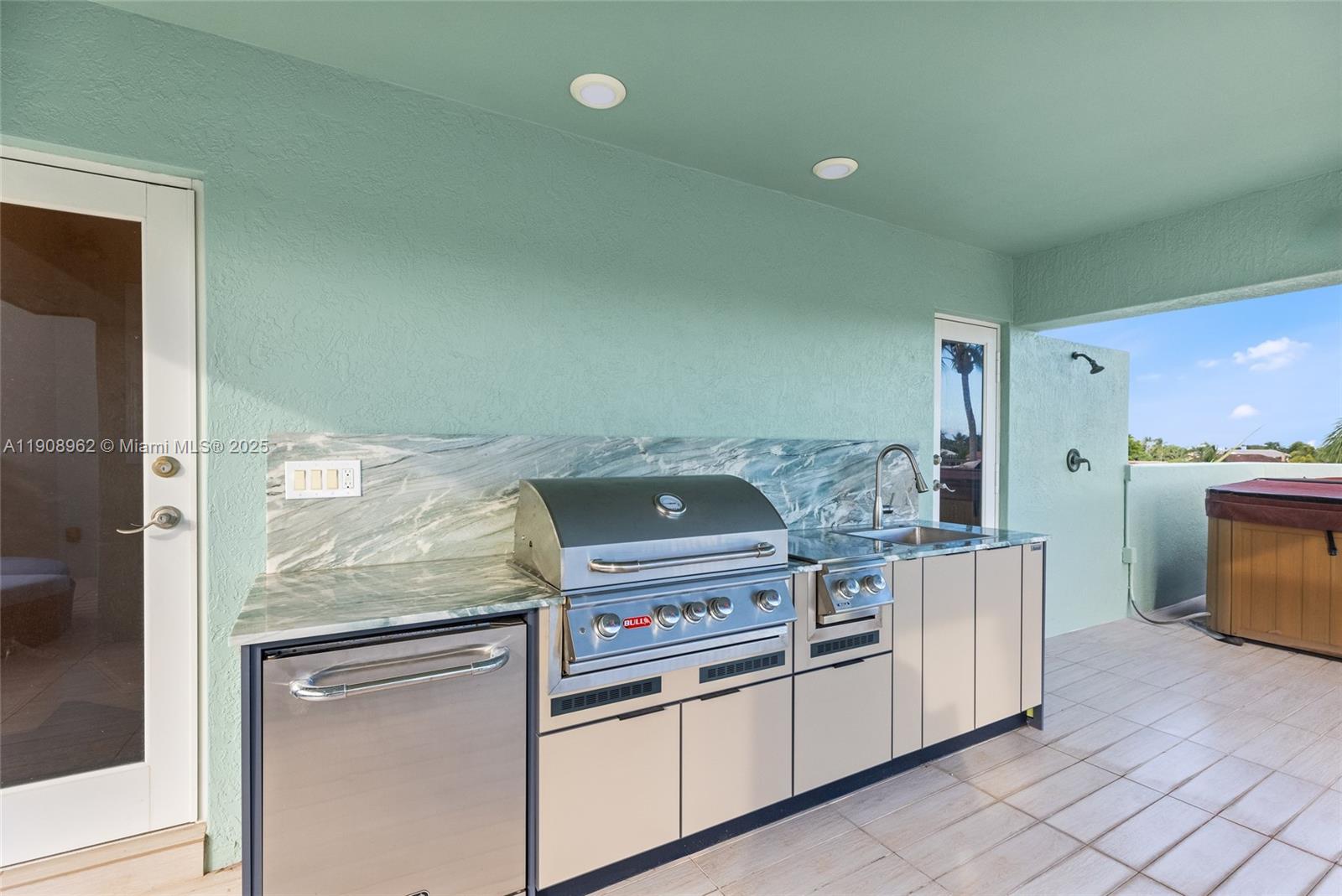 70 Bay Colony Ln, Fort Lauderdale FL 33308