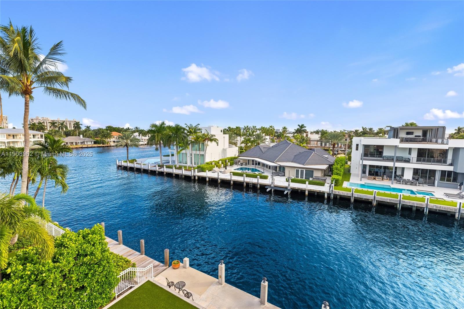 70 Bay Colony Ln, Fort Lauderdale FL 33308