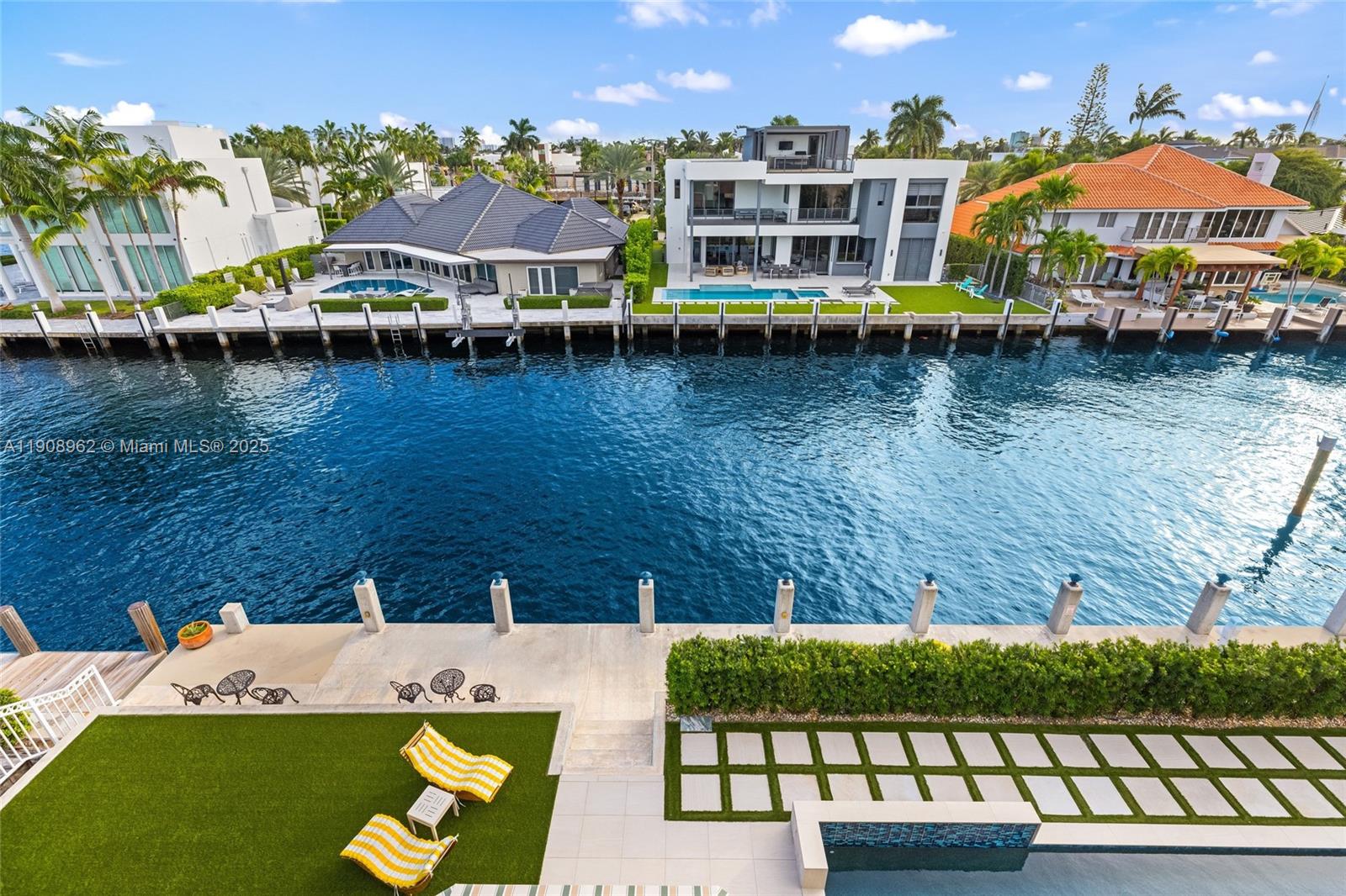 70 Bay Colony Ln, Fort Lauderdale FL 33308