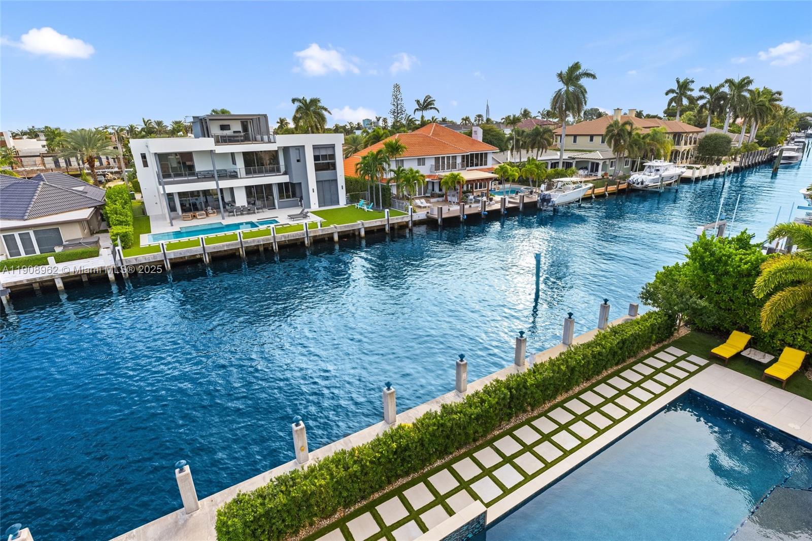 70 Bay Colony Ln, Fort Lauderdale FL 33308