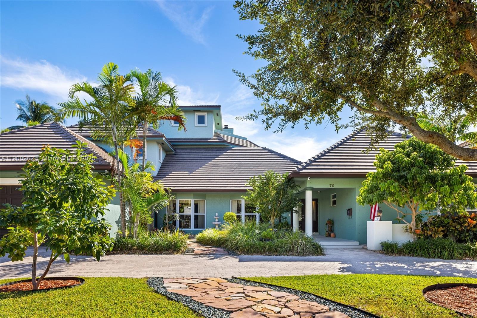 70 Bay Colony Ln, Fort Lauderdale FL 33308