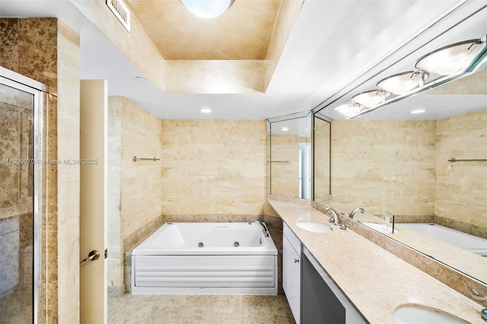 4775 Collins Ave #1903, Miami Beach FL 33140