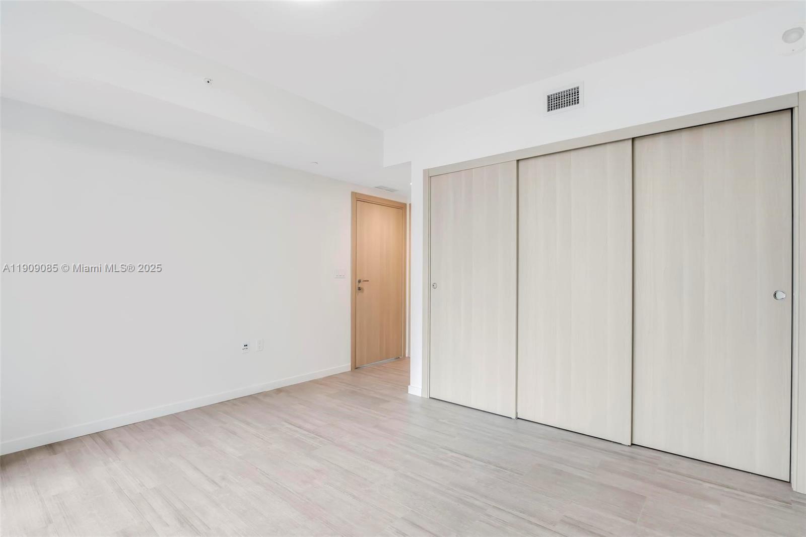 1000 Brickell Plz #2304, Miami FL 33131