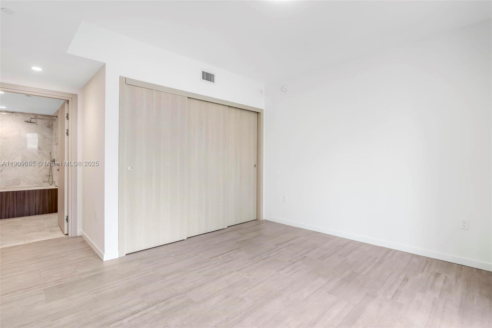 1000 Brickell Plz #2304, Miami FL 33131