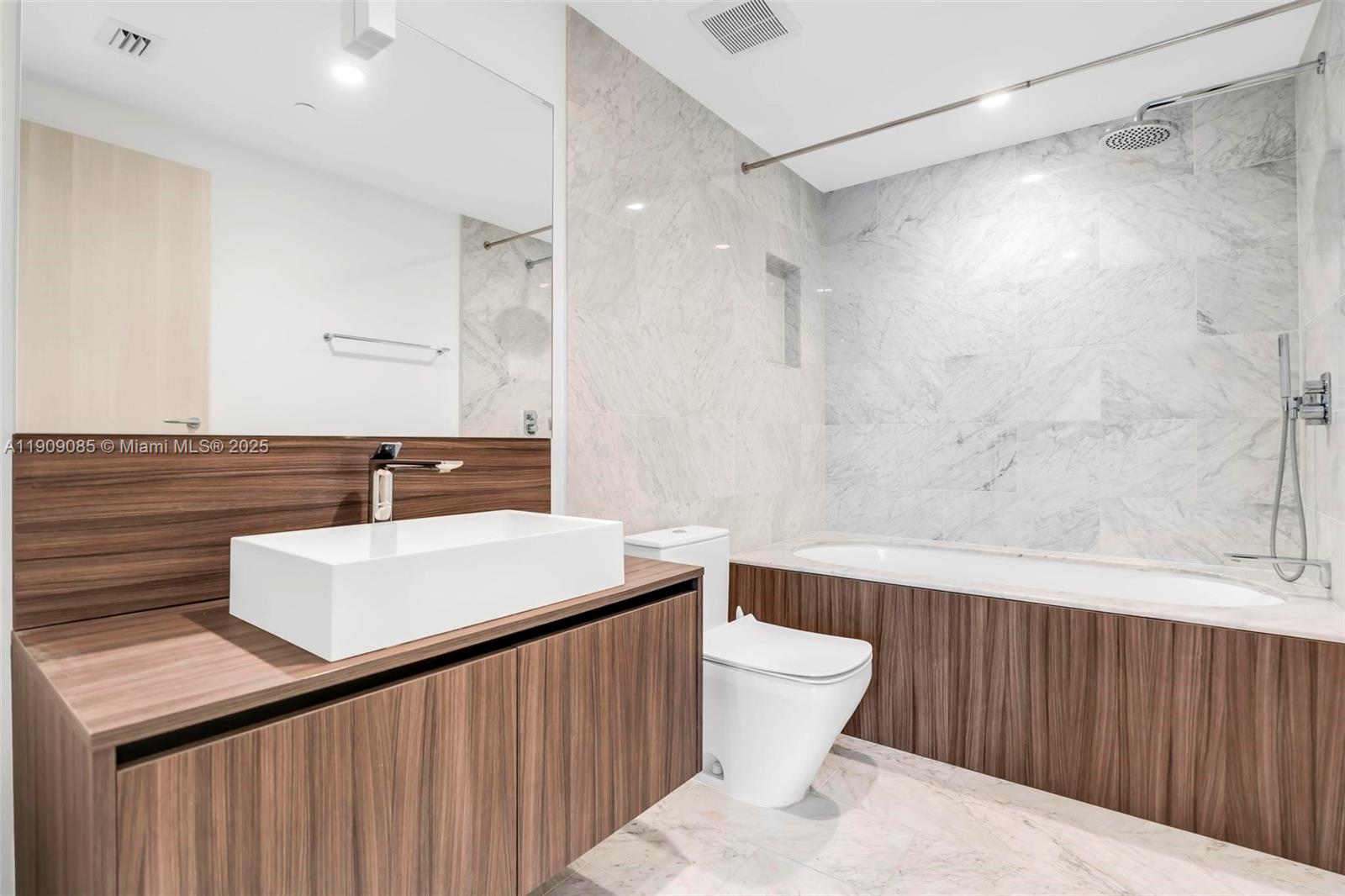 1000 Brickell Plz #2304, Miami FL 33131