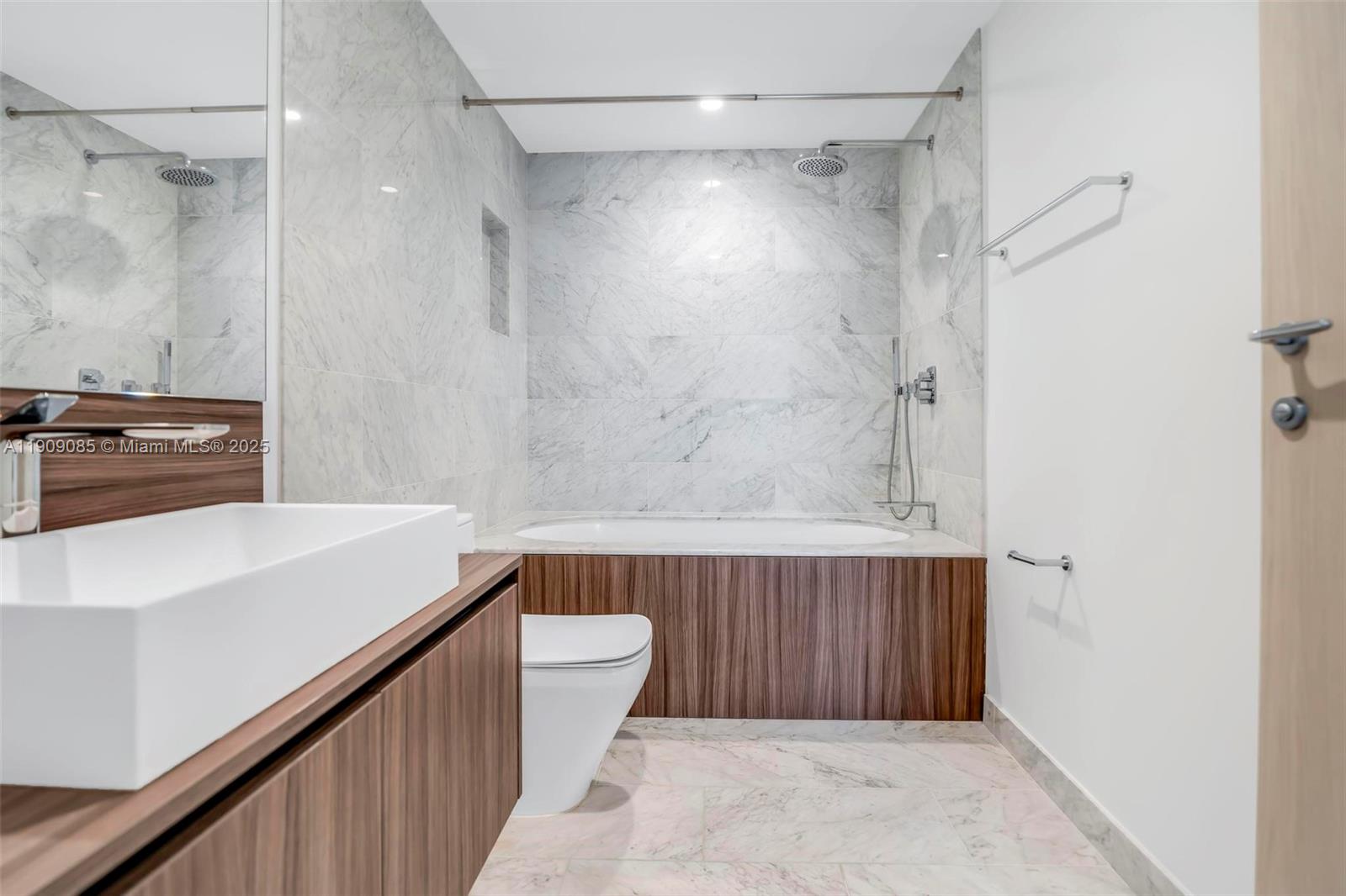 1000 Brickell Plz #2304, Miami FL 33131