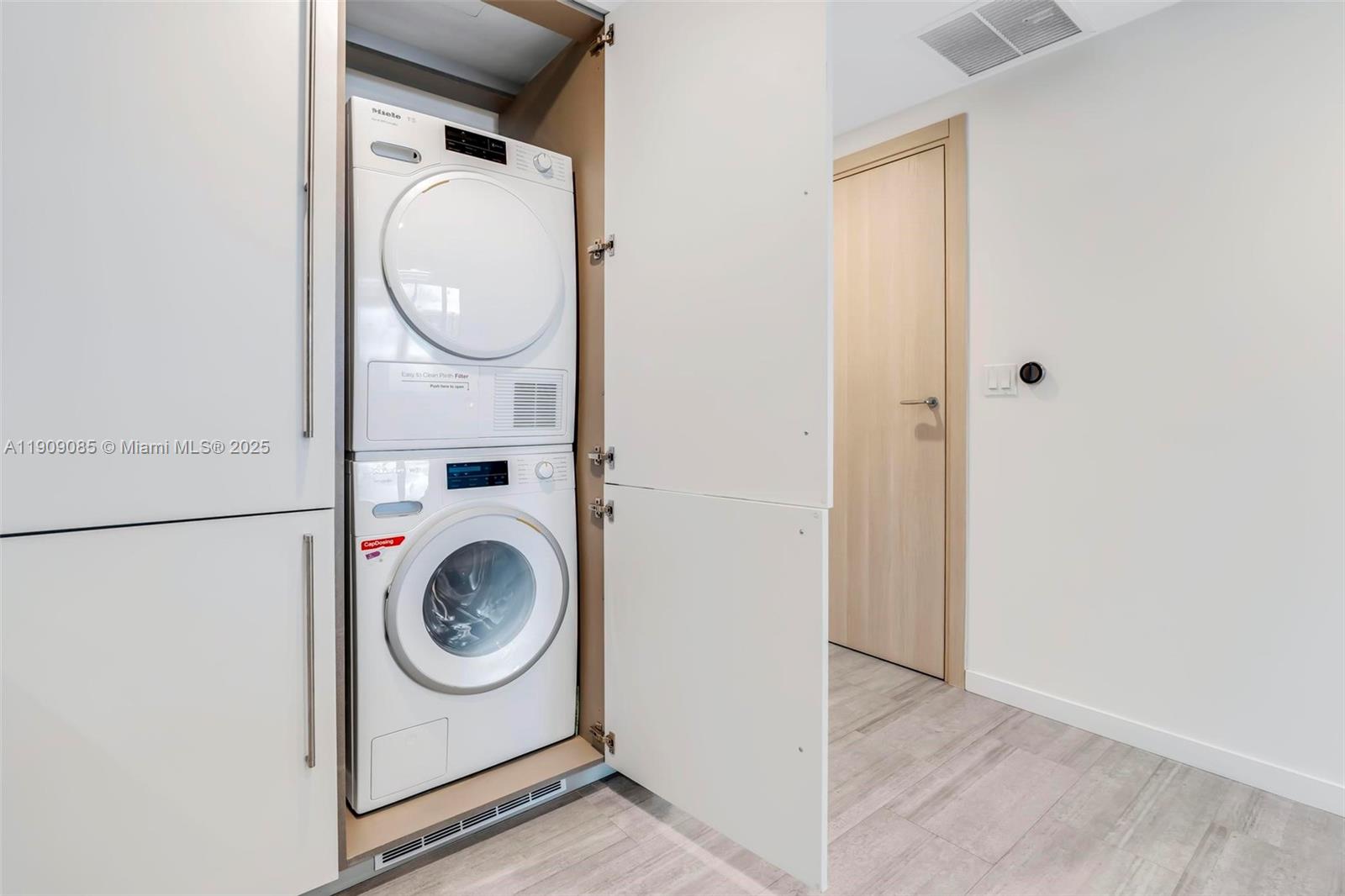 1000 Brickell Plz #2304, Miami FL 33131