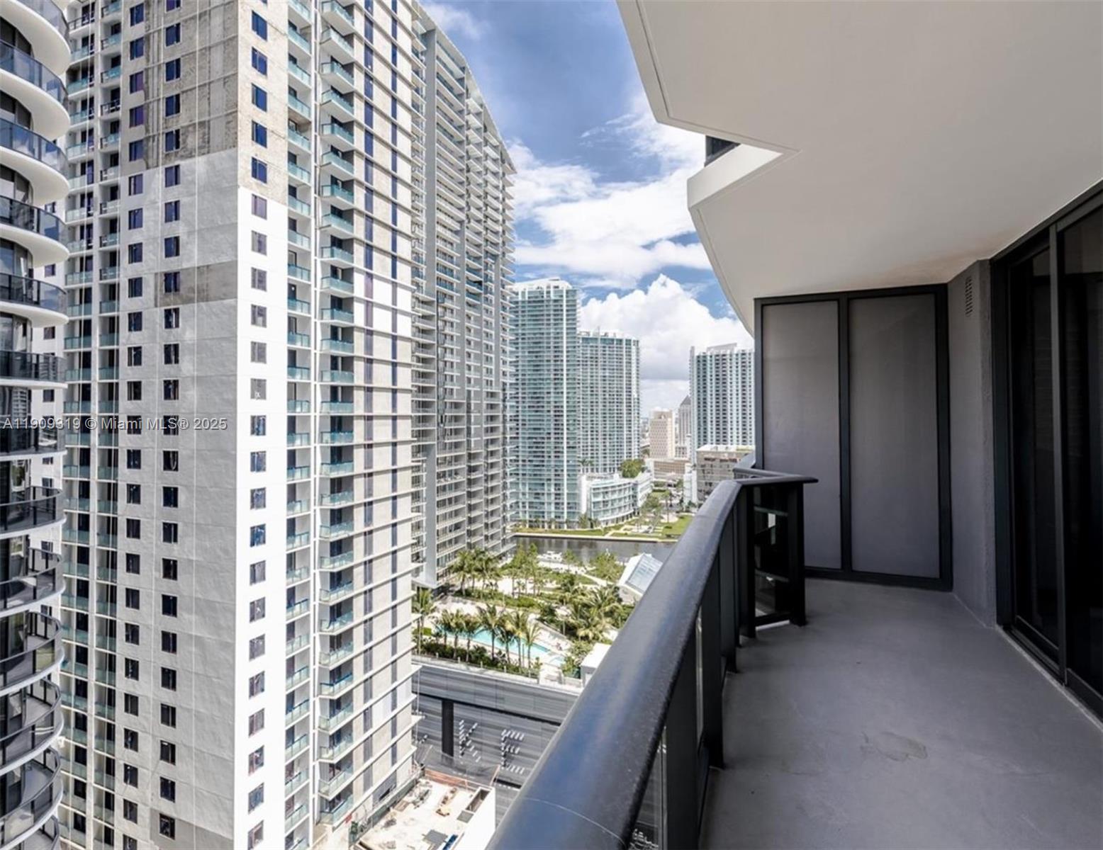 45 SW 9th St #2207, Miami FL 33130