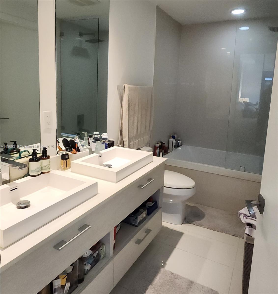45 SW 9th St #2207, Miami FL 33130