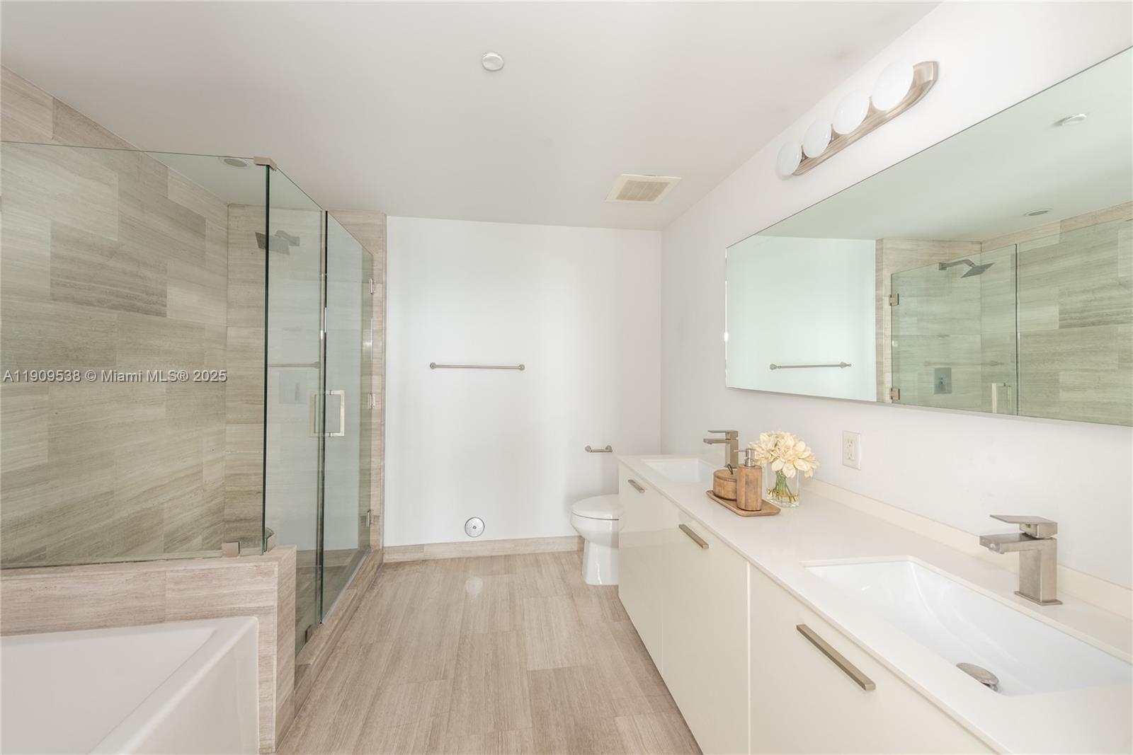 1300 Brickell Bay Dr #3203, Miami FL 33131