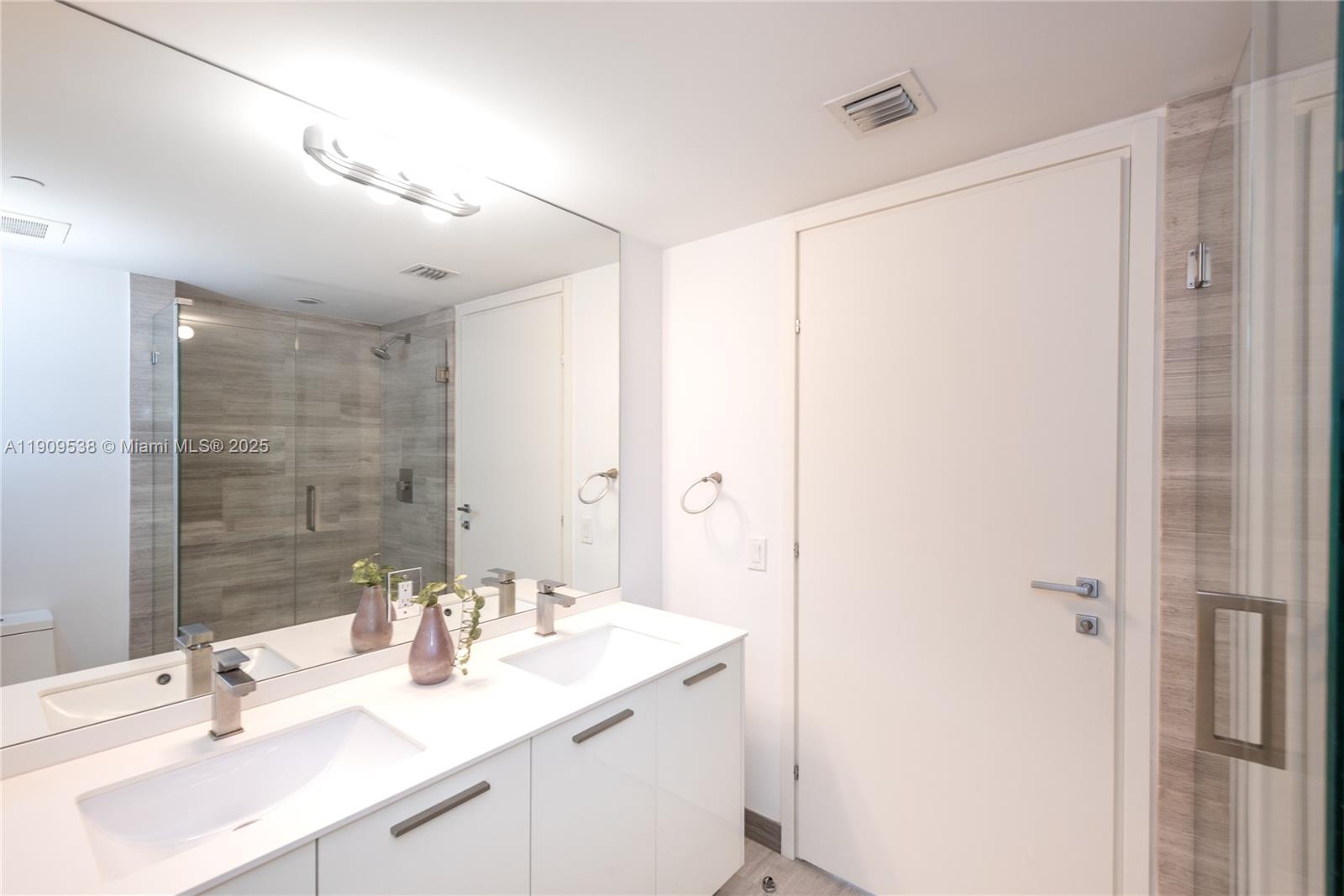 1300 Brickell Bay Dr #3203, Miami FL 33131