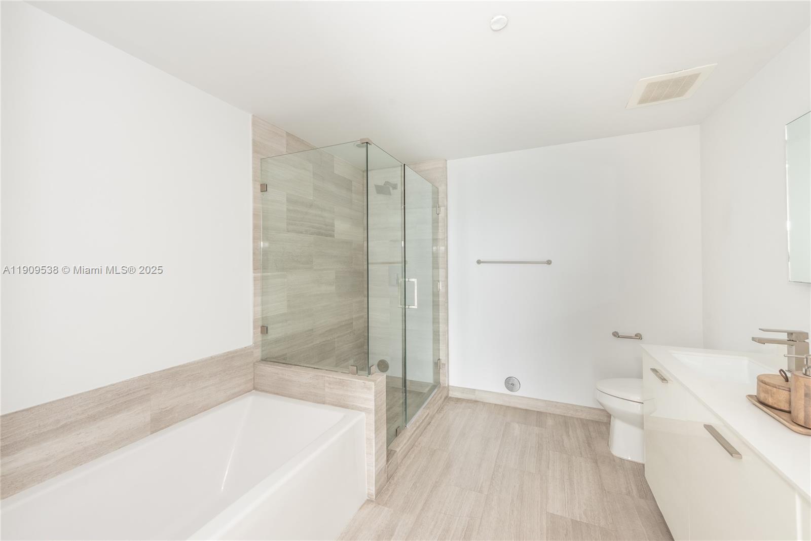 1300 Brickell Bay Dr #3203, Miami FL 33131