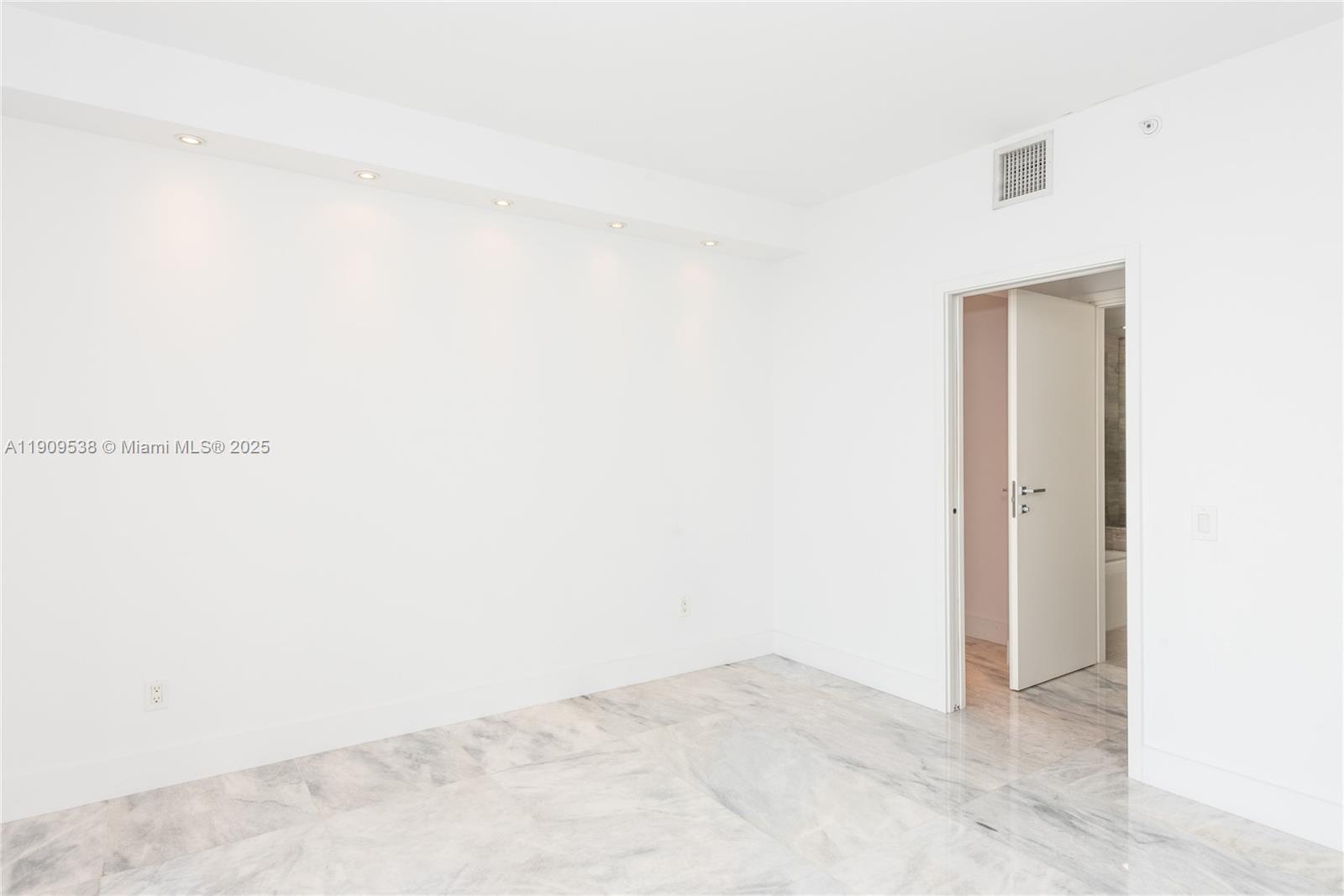 1300 Brickell Bay Dr #3203, Miami FL 33131