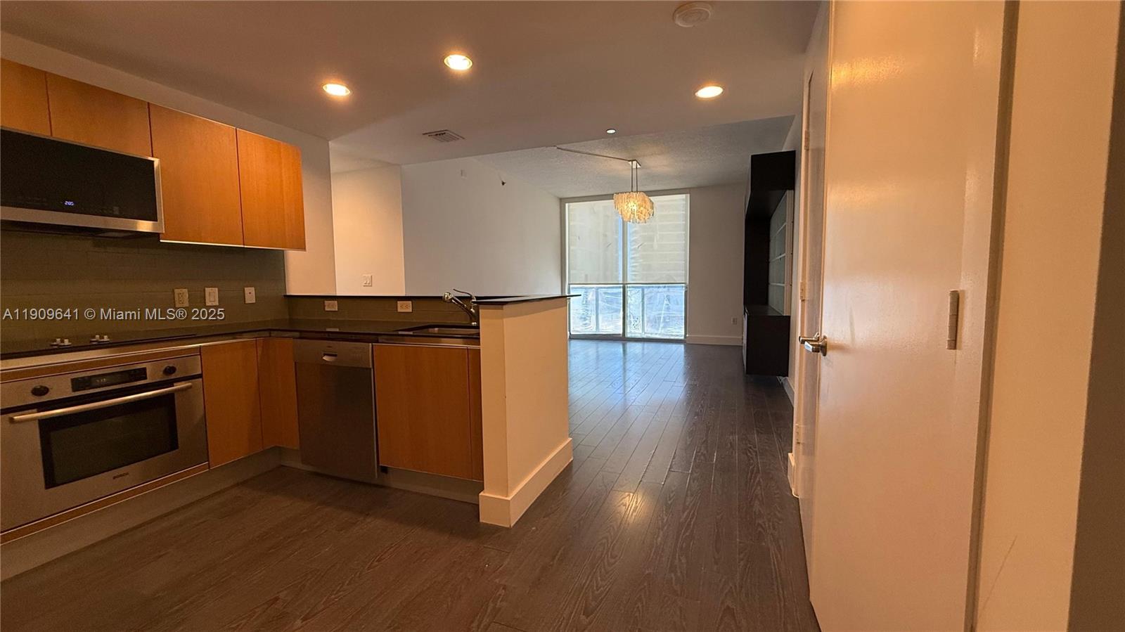 1060 Brickell Ave #1411, Miami FL 33131