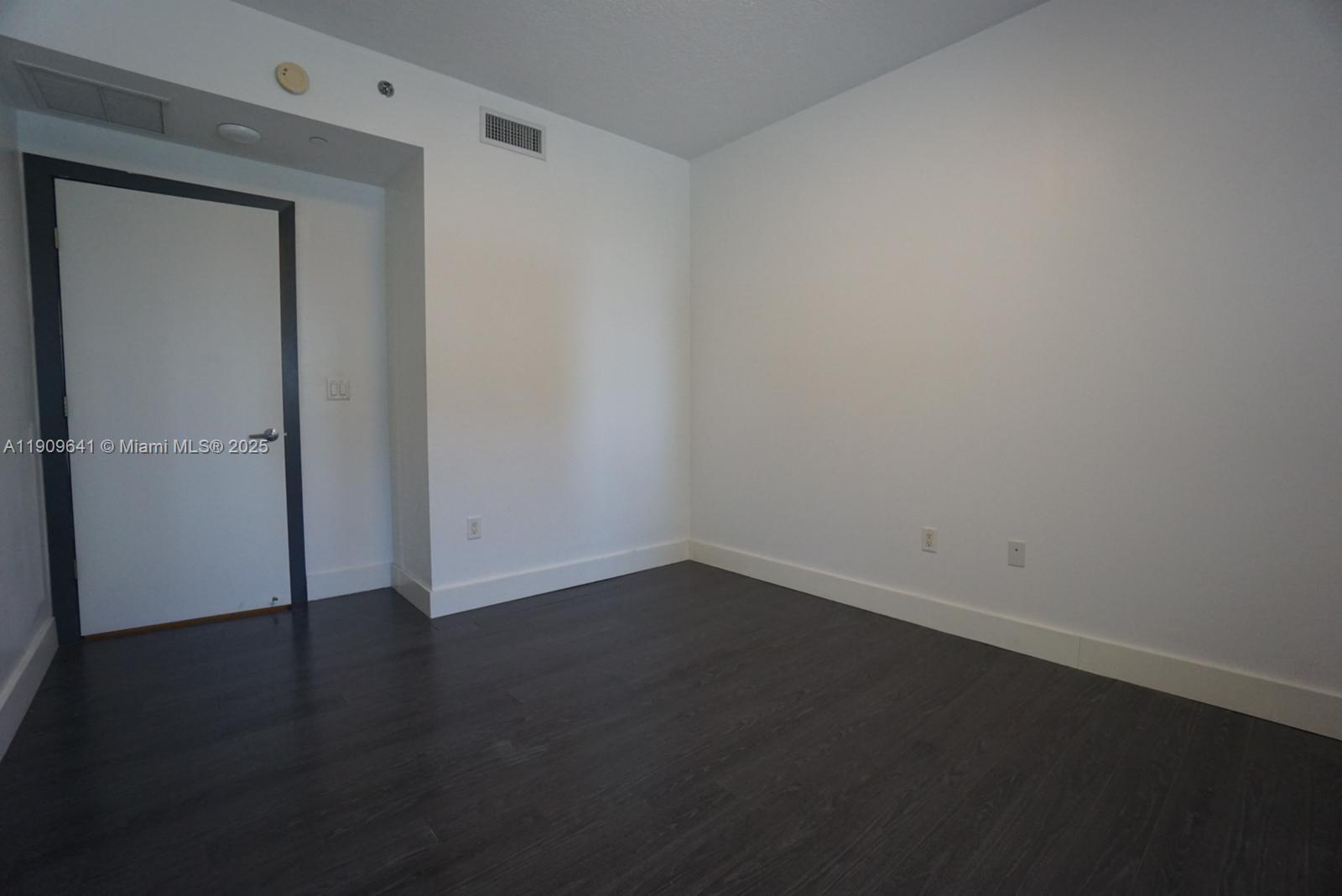 1060 Brickell Ave #1411, Miami FL 33131