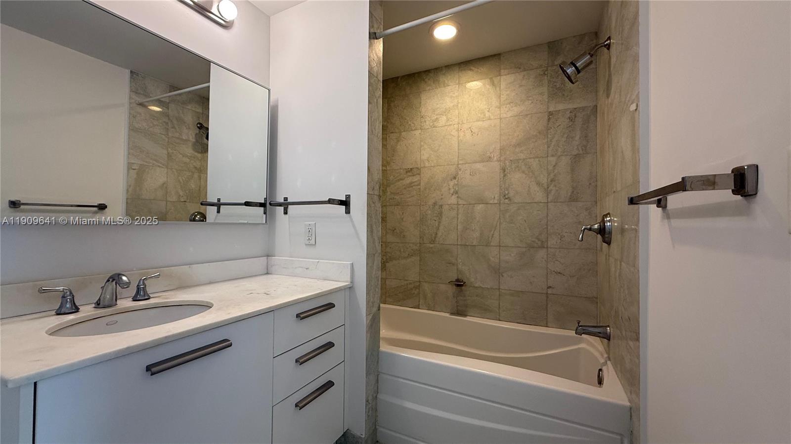 1060 Brickell Ave #1411, Miami FL 33131